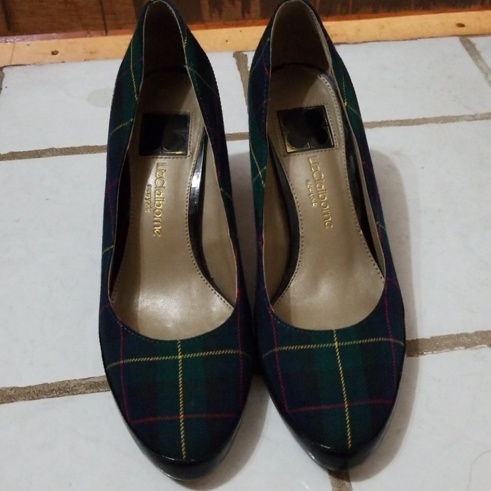 Like new! The perfect Christmas heel!